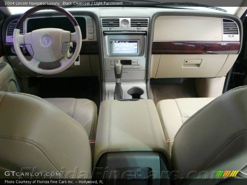 Black Clearcoat / Light Parchment 2004 Lincoln Navigator Luxury