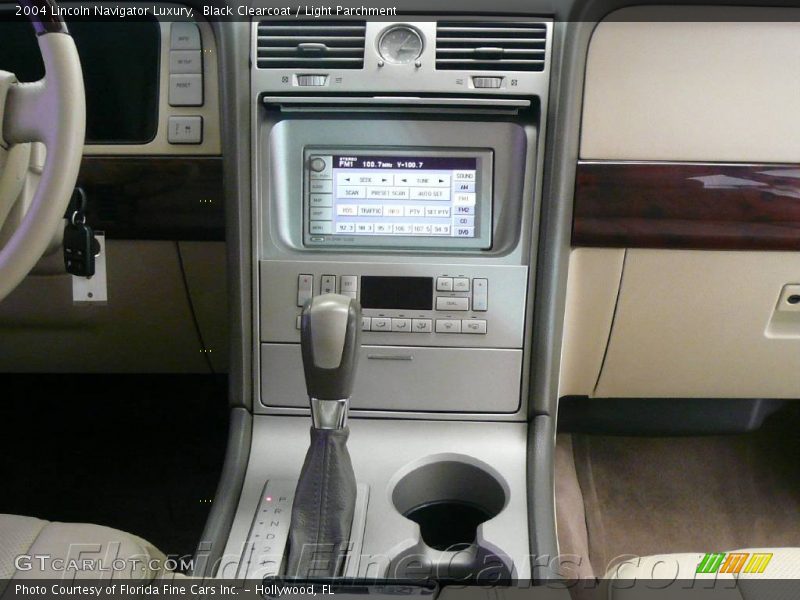 Black Clearcoat / Light Parchment 2004 Lincoln Navigator Luxury