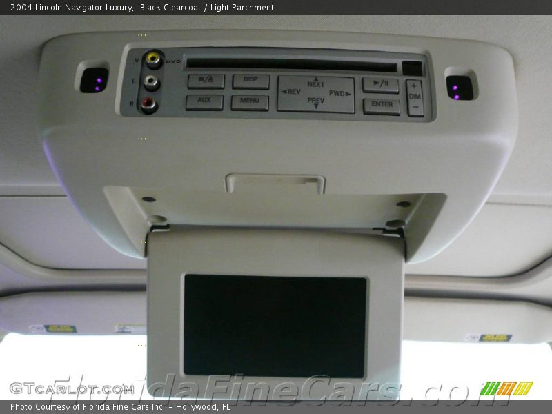 Black Clearcoat / Light Parchment 2004 Lincoln Navigator Luxury