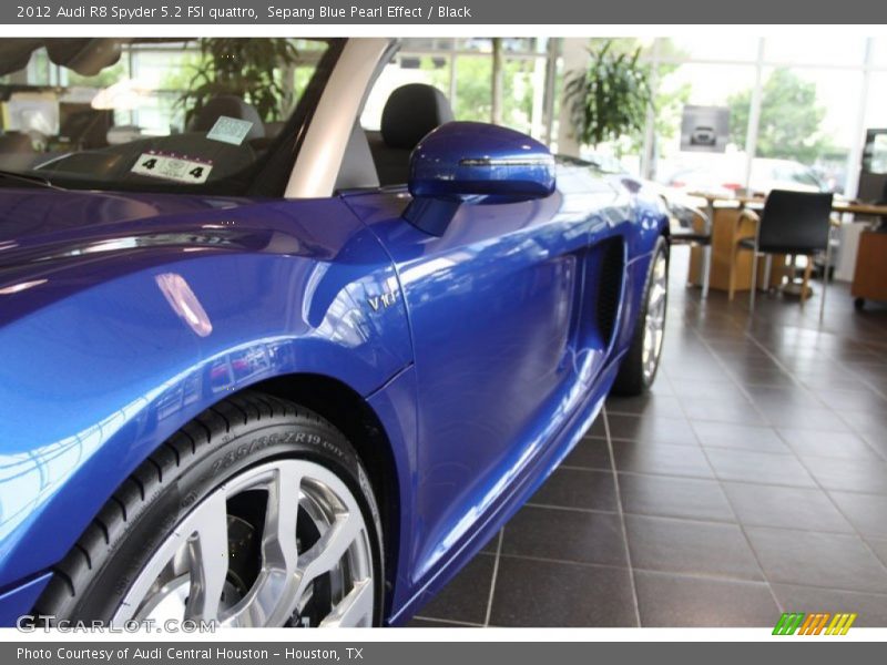 Sepang Blue Pearl Effect / Black 2012 Audi R8 Spyder 5.2 FSI quattro