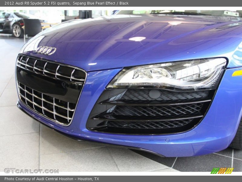 Sepang Blue Pearl Effect / Black 2012 Audi R8 Spyder 5.2 FSI quattro