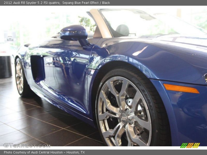 Sepang Blue Pearl Effect / Black 2012 Audi R8 Spyder 5.2 FSI quattro