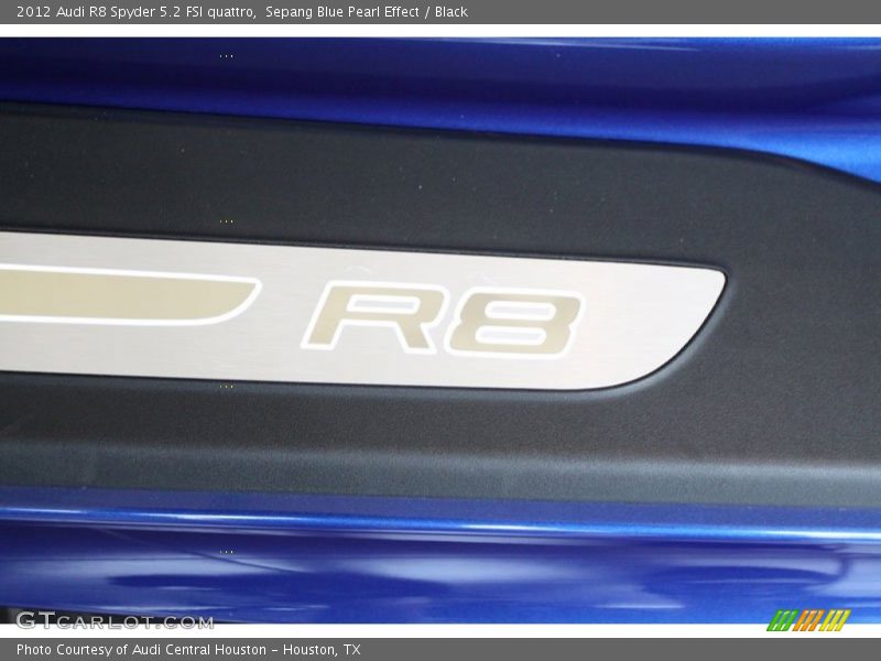  2012 R8 Spyder 5.2 FSI quattro Logo