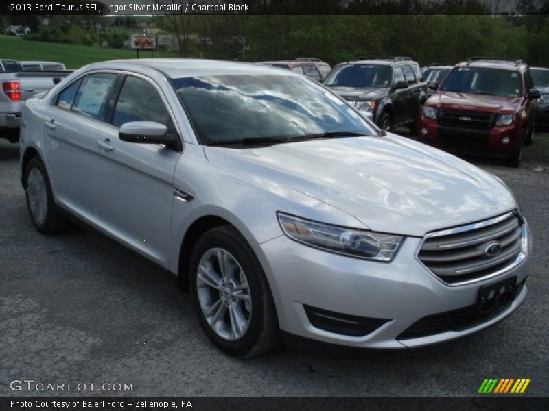 Front 3/4 View of 2013 Taurus SEL
