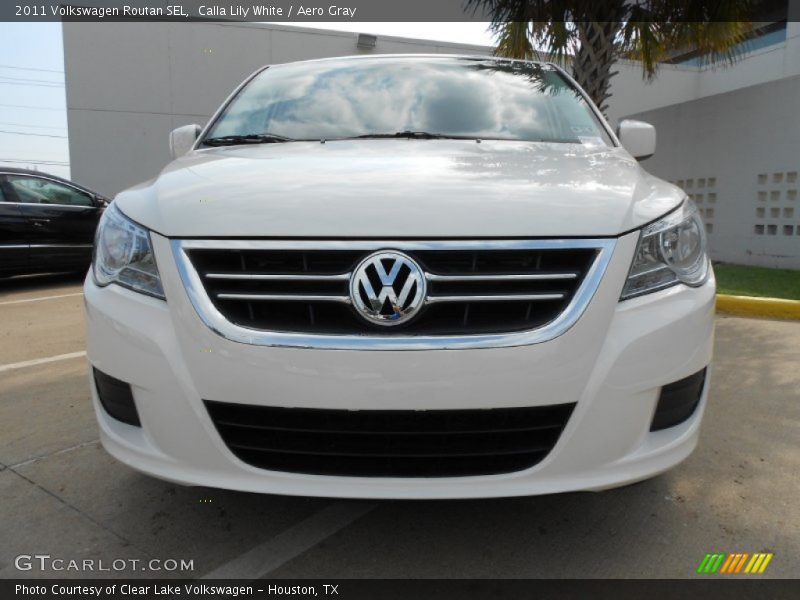 Calla Lily White / Aero Gray 2011 Volkswagen Routan SEL
