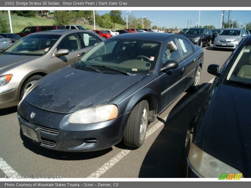 Onyx Green Pearl / Dark Slate Gray 2002 Dodge Stratus SE Sedan