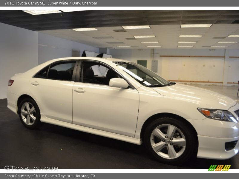 Super White / Dark Charcoal 2011 Toyota Camry SE