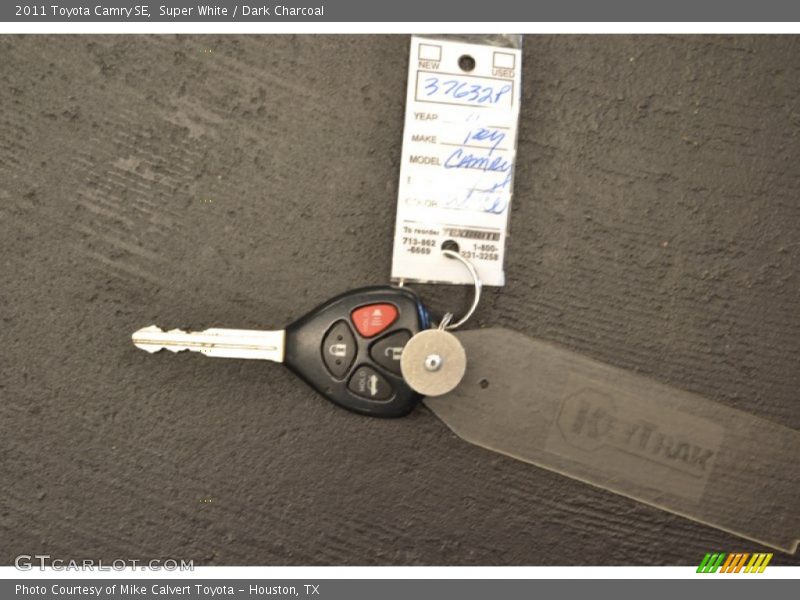 Super White / Dark Charcoal 2011 Toyota Camry SE