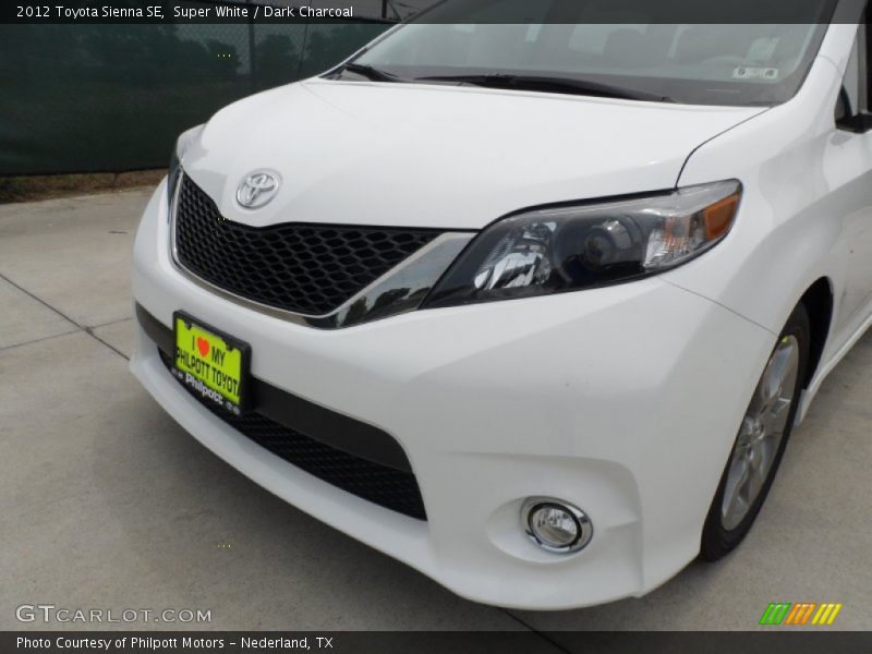 Super White / Dark Charcoal 2012 Toyota Sienna SE