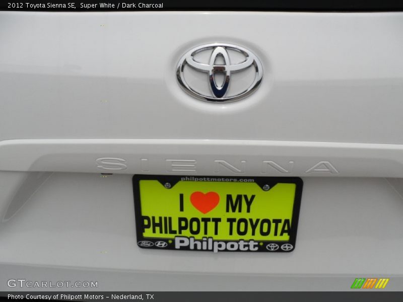 Super White / Dark Charcoal 2012 Toyota Sienna SE