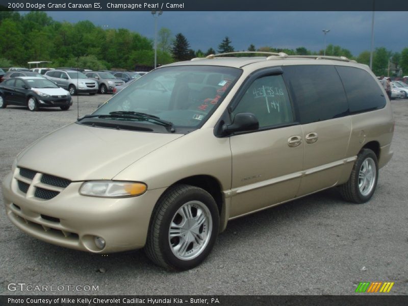 Front 3/4 View of 2000 Grand Caravan ES