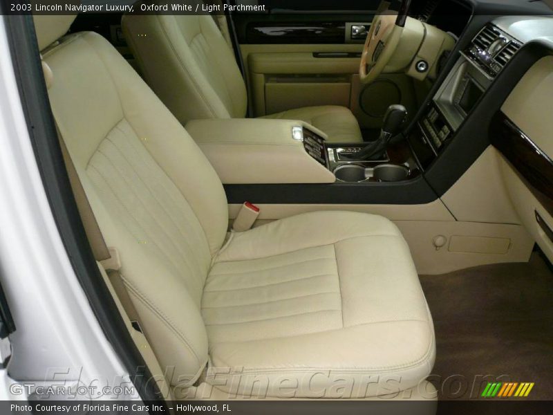 Oxford White / Light Parchment 2003 Lincoln Navigator Luxury