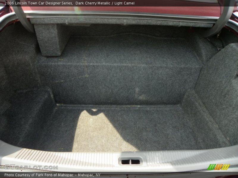 Dark Cherry Metallic / Light Camel 2006 Lincoln Town Car Designer Series