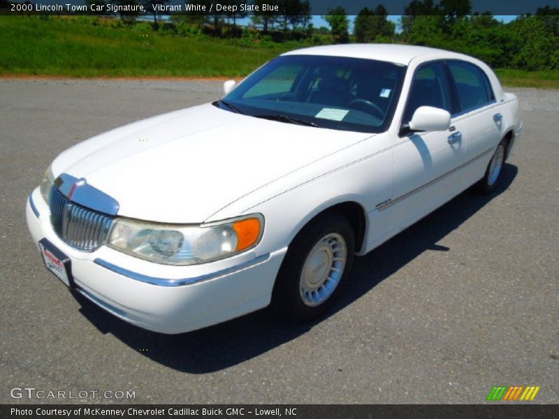 Vibrant White / Deep Slate Blue 2000 Lincoln Town Car Signature