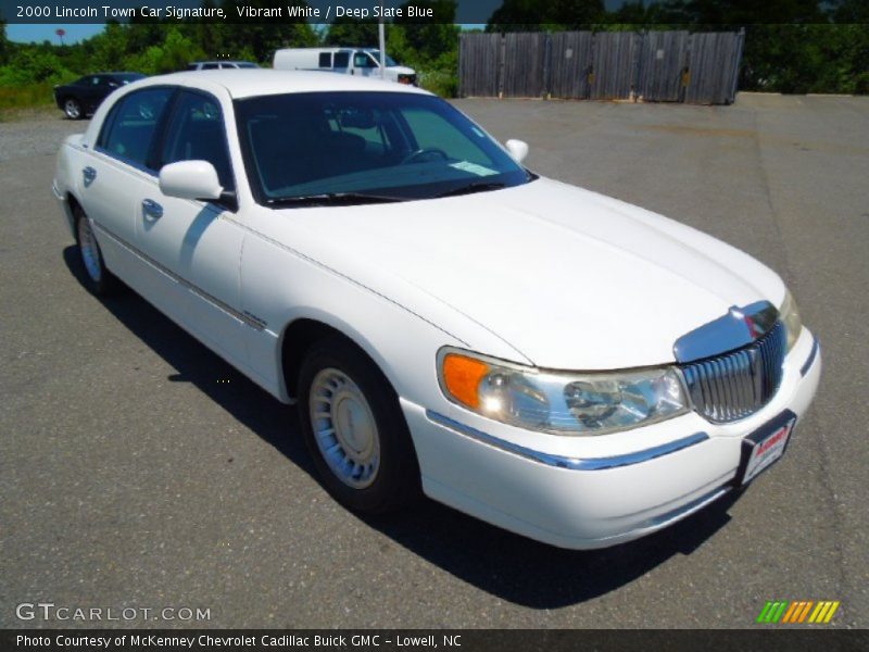 Vibrant White / Deep Slate Blue 2000 Lincoln Town Car Signature