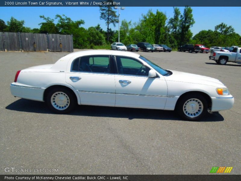 Vibrant White / Deep Slate Blue 2000 Lincoln Town Car Signature