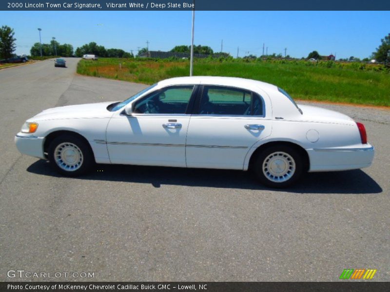 Vibrant White / Deep Slate Blue 2000 Lincoln Town Car Signature