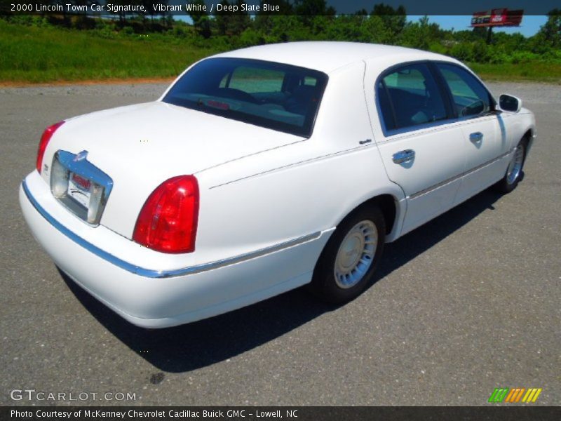 Vibrant White / Deep Slate Blue 2000 Lincoln Town Car Signature