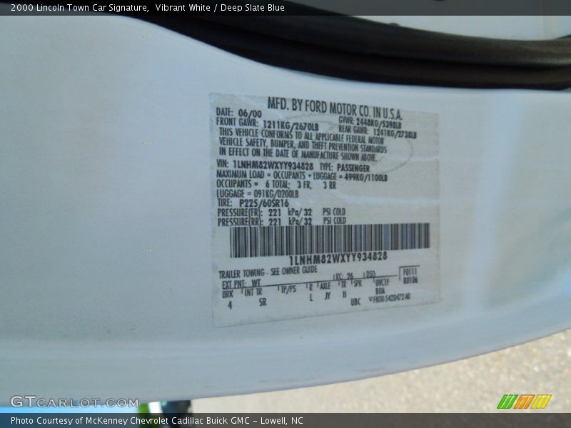 Vibrant White / Deep Slate Blue 2000 Lincoln Town Car Signature