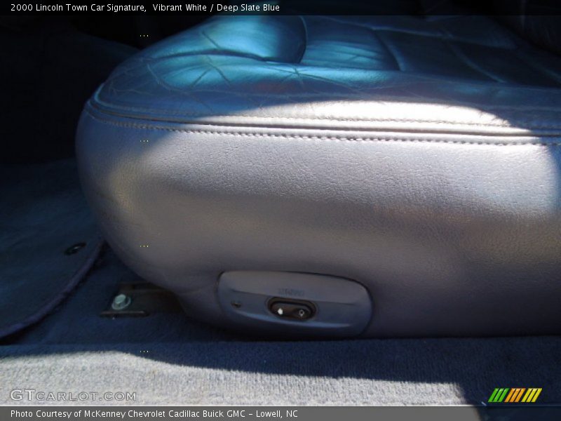 Vibrant White / Deep Slate Blue 2000 Lincoln Town Car Signature