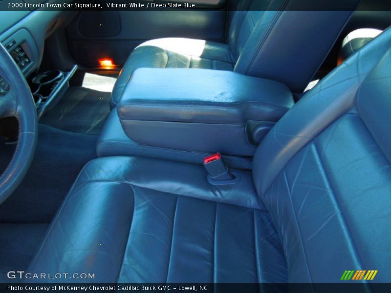 Vibrant White / Deep Slate Blue 2000 Lincoln Town Car Signature