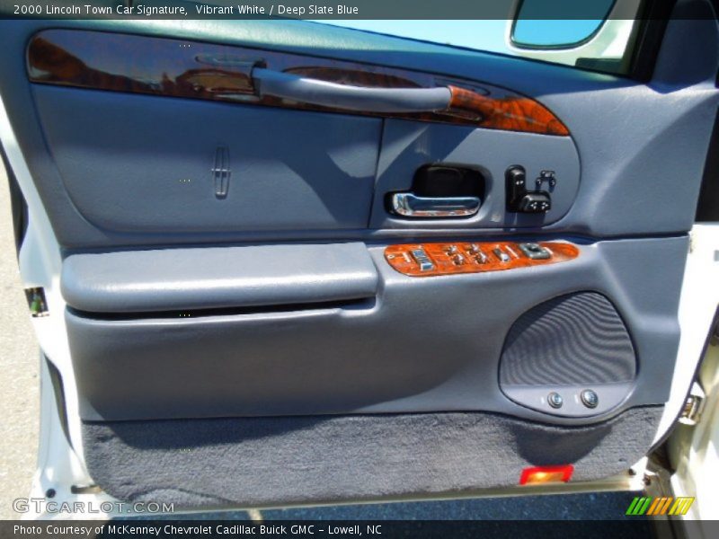 Vibrant White / Deep Slate Blue 2000 Lincoln Town Car Signature