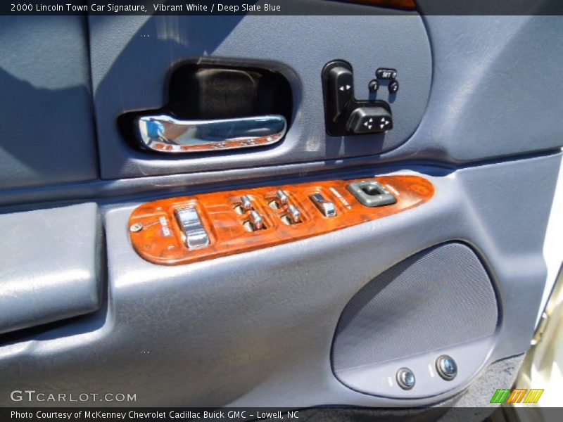 Vibrant White / Deep Slate Blue 2000 Lincoln Town Car Signature