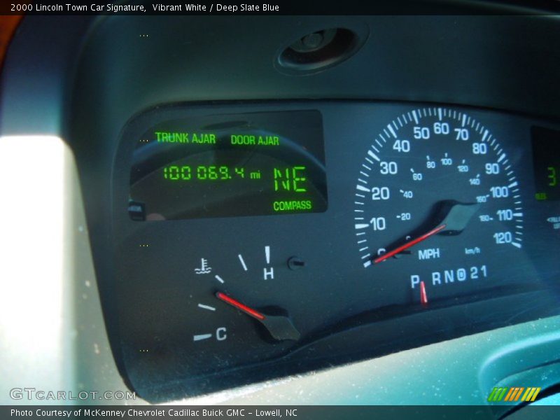 Vibrant White / Deep Slate Blue 2000 Lincoln Town Car Signature