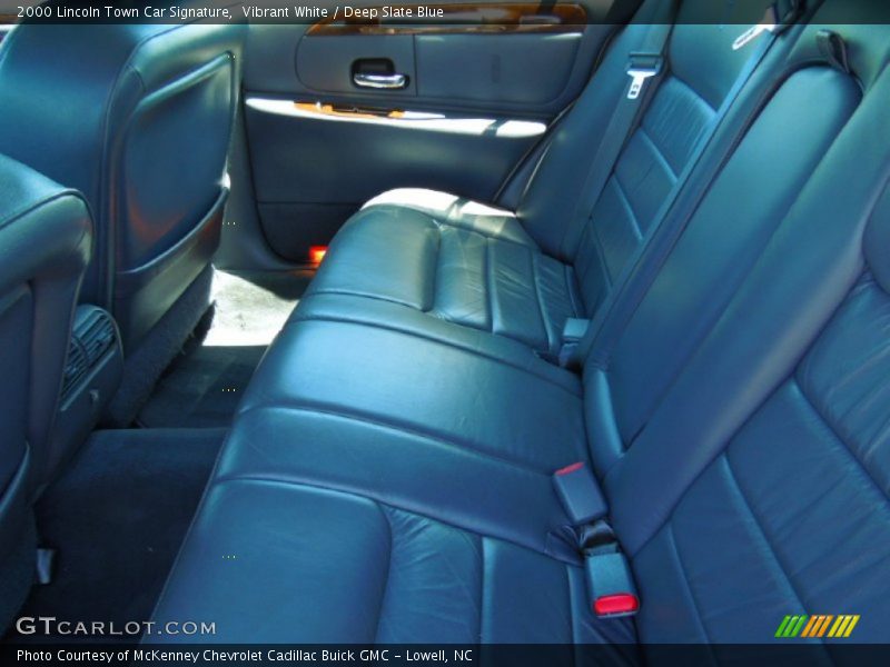 Vibrant White / Deep Slate Blue 2000 Lincoln Town Car Signature