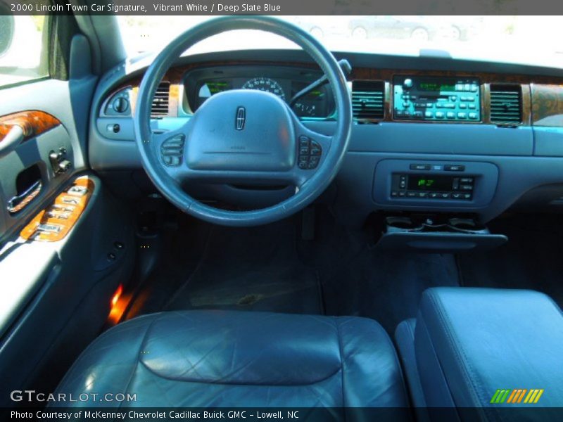 Vibrant White / Deep Slate Blue 2000 Lincoln Town Car Signature