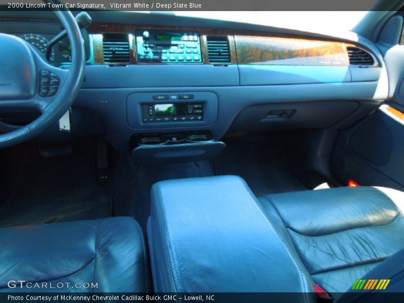 Vibrant White / Deep Slate Blue 2000 Lincoln Town Car Signature