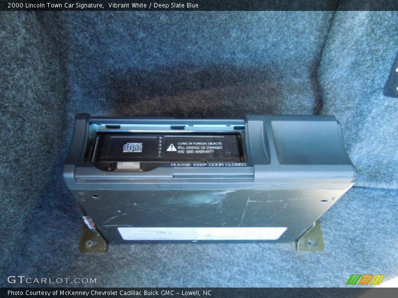 Vibrant White / Deep Slate Blue 2000 Lincoln Town Car Signature