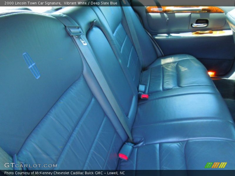 Vibrant White / Deep Slate Blue 2000 Lincoln Town Car Signature