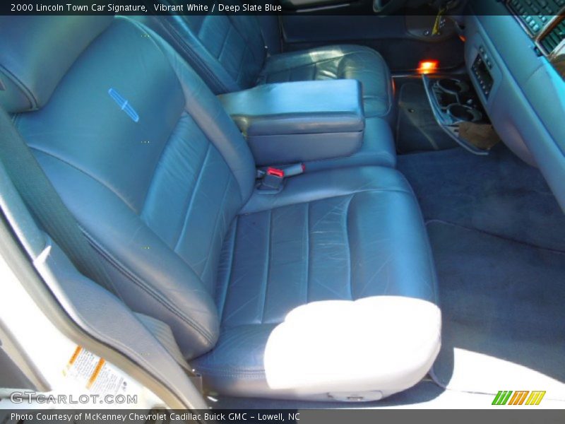 Vibrant White / Deep Slate Blue 2000 Lincoln Town Car Signature