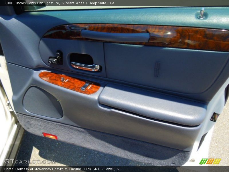 Vibrant White / Deep Slate Blue 2000 Lincoln Town Car Signature