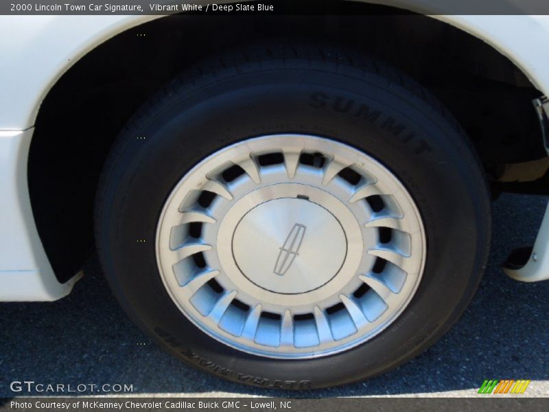Vibrant White / Deep Slate Blue 2000 Lincoln Town Car Signature