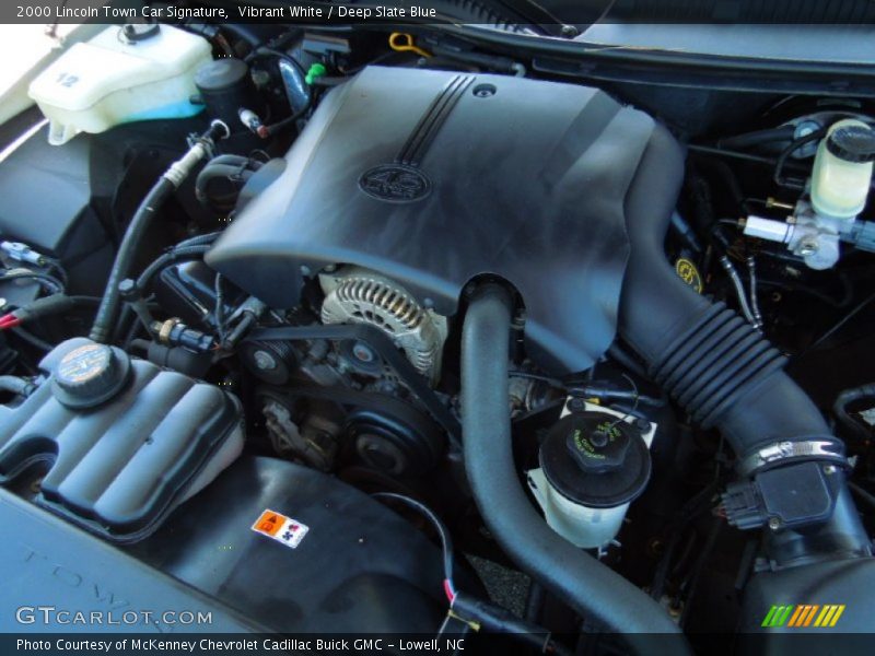 Vibrant White / Deep Slate Blue 2000 Lincoln Town Car Signature