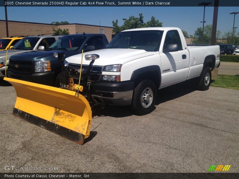 Front 3/4 View of 2005 Silverado 2500HD Regular Cab 4x4 Plow Truck
