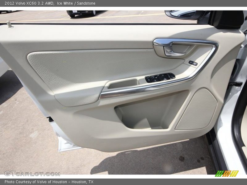 Ice White / Sandstone 2012 Volvo XC60 3.2 AWD