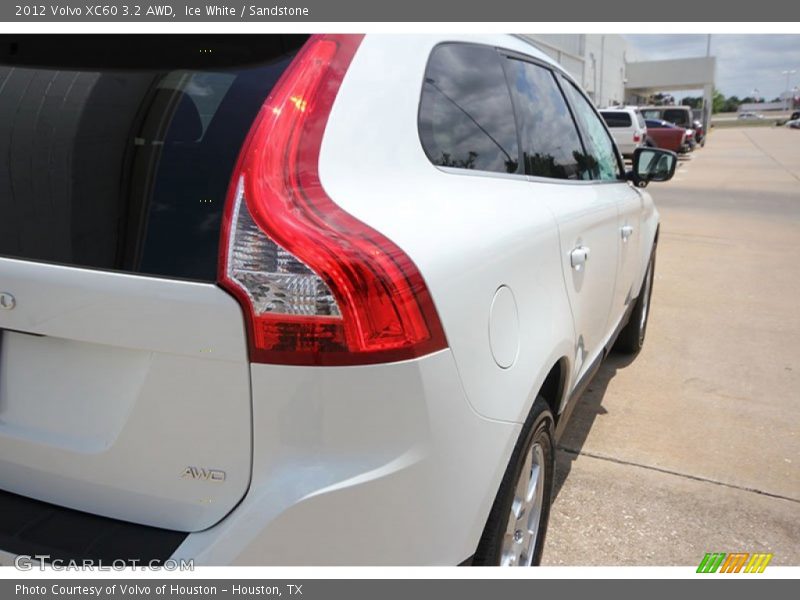 Ice White / Sandstone 2012 Volvo XC60 3.2 AWD