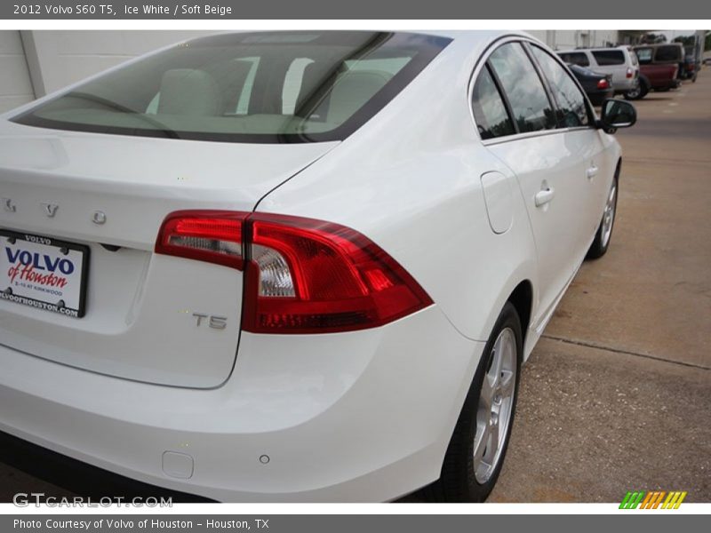 Ice White / Soft Beige 2012 Volvo S60 T5
