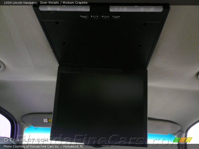 Silver Metallic / Medium Graphite 1999 Lincoln Navigator