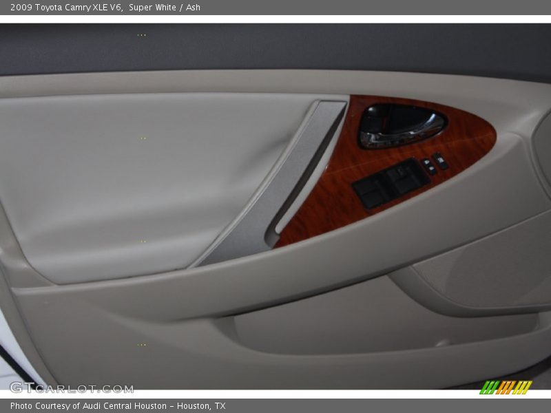Super White / Ash 2009 Toyota Camry XLE V6