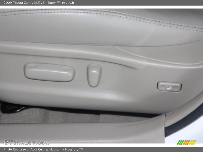 Super White / Ash 2009 Toyota Camry XLE V6