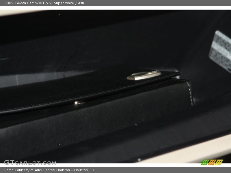 Super White / Ash 2009 Toyota Camry XLE V6