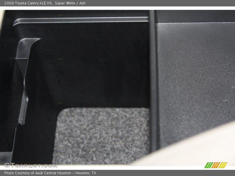 Super White / Ash 2009 Toyota Camry XLE V6