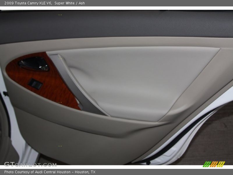 Super White / Ash 2009 Toyota Camry XLE V6