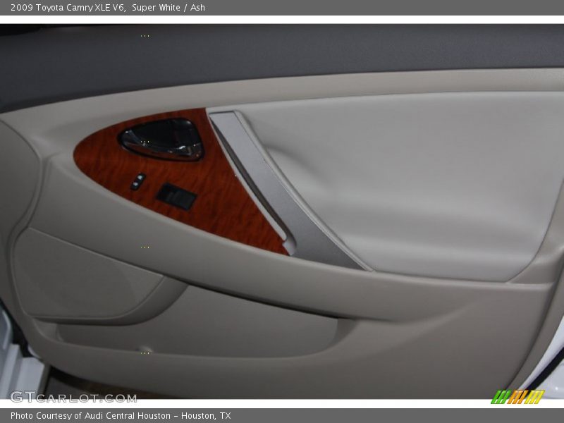 Super White / Ash 2009 Toyota Camry XLE V6