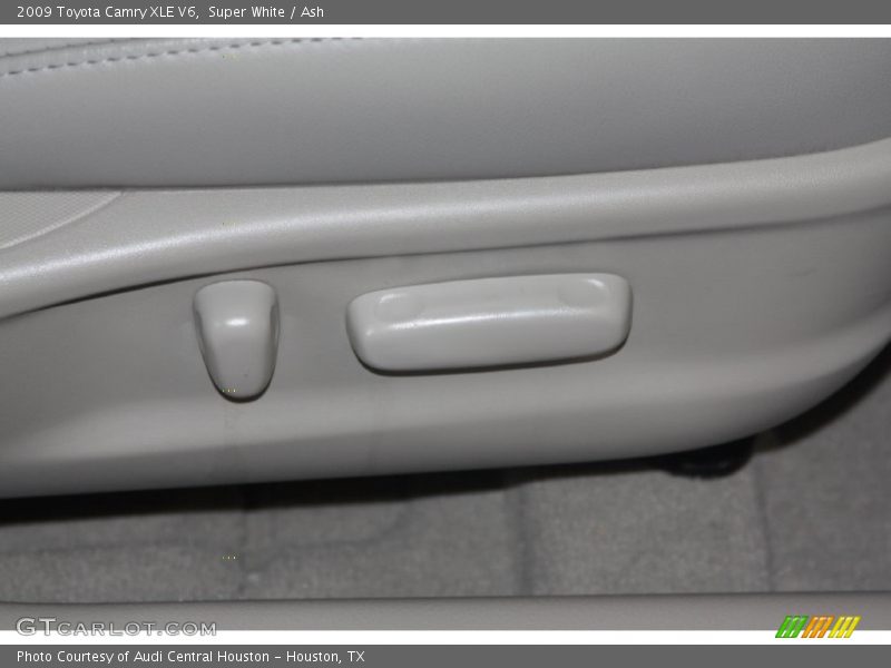 Super White / Ash 2009 Toyota Camry XLE V6