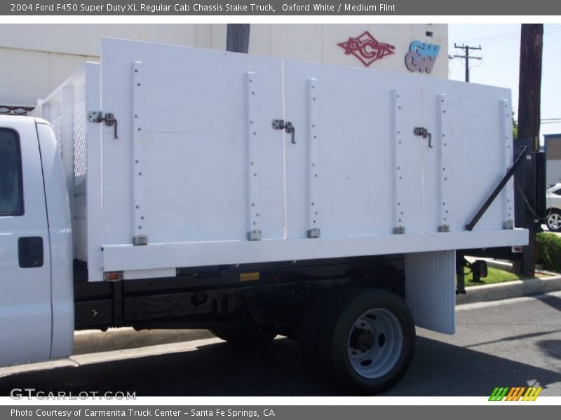 Oxford White / Medium Flint 2004 Ford F450 Super Duty XL Regular Cab Chassis Stake Truck